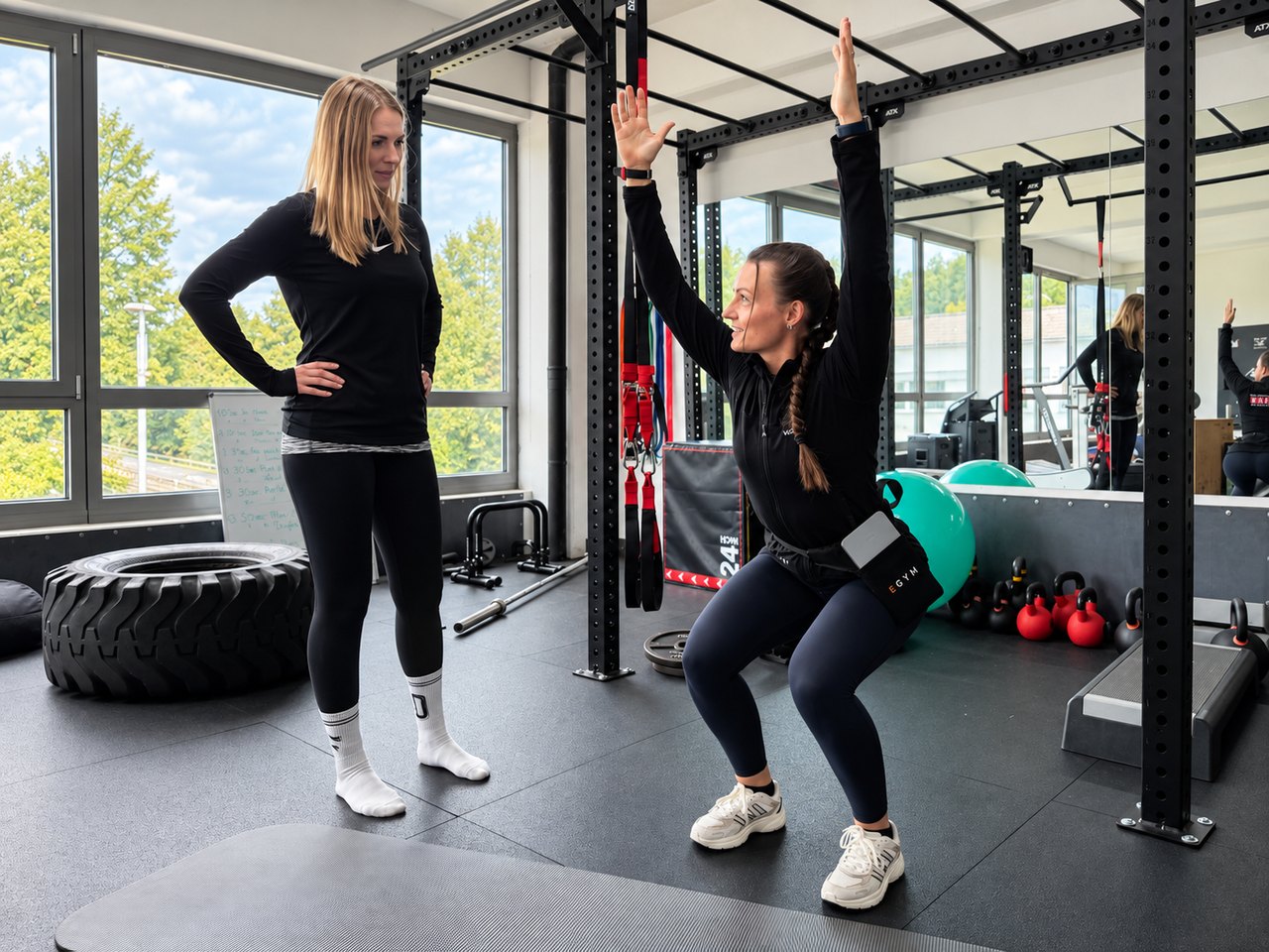 Trainerin des Gesundheitsstudio Wolff im Beratungsgespräch mit einem Kunden in Dillenburg